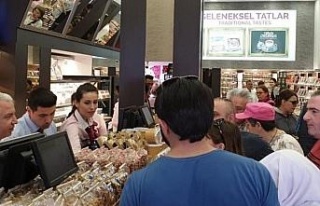 Gurbetçi ve turistlerin hediyesi kuruyemiş oluyor