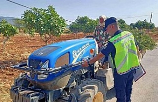 Jandarma, Karacasu’da traktör sürücülerine eğitim...