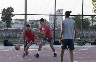 Kuşadası’nda sokak basketbolunun kalbi bu parkta...
