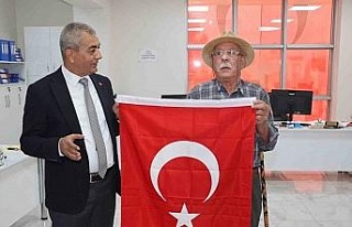 Hasan dede "Bayrak" Şiiri ile Başkan Kaplan’ı...