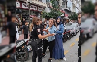 Kasksız yakalanan motosikletli kadın, polisleri...