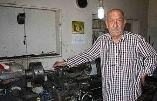Kendisinden yaşça büyük torna tezgahında 3 çocuk...