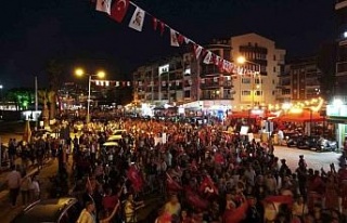 Kuşadası’nda 35 bin kişilik cumhuriyet korteji