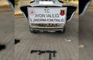 Otomobil tamponuna gizlenmiş, makineli tabanca ele...