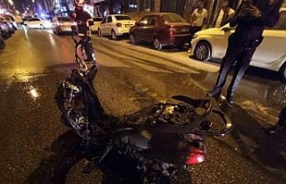 Seyir halinde alev alan motosiklet demir yığınına...