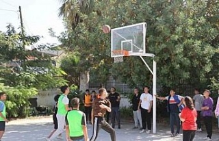 Sokak basketbolu turnuvasının top atışını Başkan...