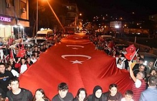 Söke’de 100 metrelik bayrakla binlerce kişi cumhuriyet...