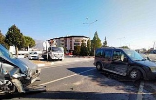 Buharkent’te 2 araç çarpıştı: 3 yaralı