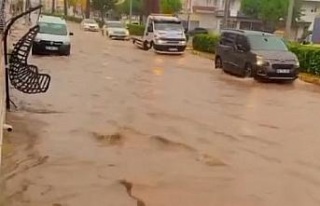 Fırtınaya dayanamayan bir binanın çatısı saniyeler...