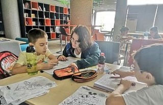 Gönüllü eğitmenler miniklere destek oluyor