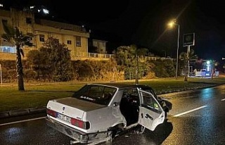 Kaldırıma çarpan otomobilin tekerlekleri yerinden...