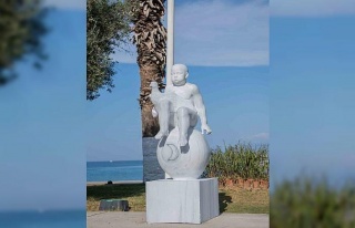 Kuşadası Heykel Sempozyumu eserleri sahilde sergileniyor