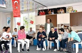 Kuşadası’nda engeller drama eğitimi ile aşılıyor