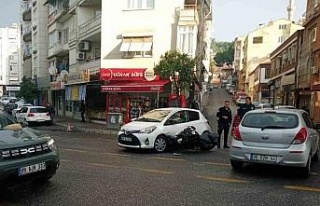 Motosiklet, otomobilin tekerleğine saplandı