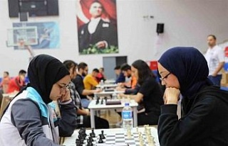 Öğrenciler satranç turnuvasında stratejilerini...