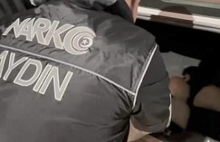 Otomobilin bagajında 6 kilogram 940 gram uyuşturucu...