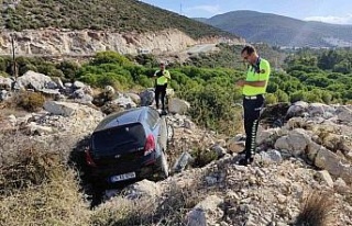 Otomobilin uçurumdan düşmesini kayalıklar engelledi