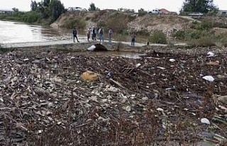 Sel sonrası Menderes Nehri çöple kaplandı