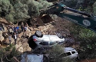 Sele kapılan araçlar kurtarılıyor