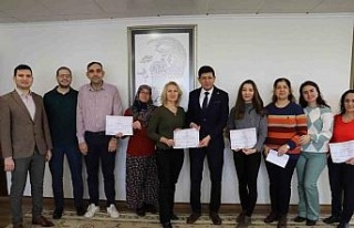 Başkan Özcan İngilizce kursunu tamamlayan personeli...