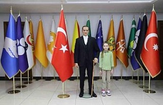 Başkan Özcan, vatandaşları Atatürk’ün balmumu...