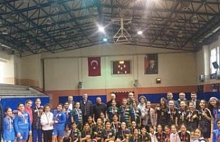 Hentbol turnuvası sona erdi, şampiyonlar madalyalarına...