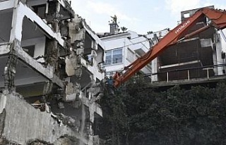 Kuşadası Belediyesi riskli yapılara geçit vermiyor