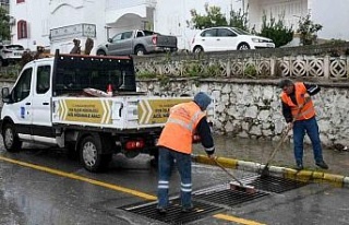Kuşadası Belediyesi tüm ekipleri ile sahada