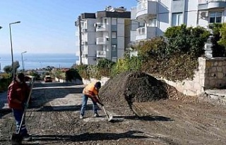 Kuşadası’nda sıcak asfalt seferberliği sürüyor