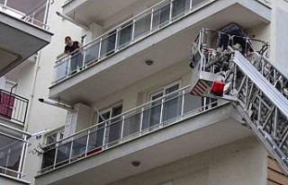 Alkolün dozunu kaçırınca, balkonda sızdı