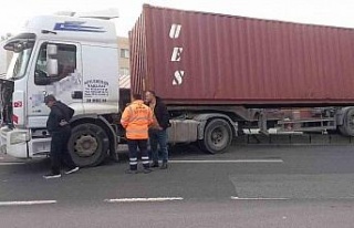 Araca çarpmamak için manevra yapan tır, refüje...