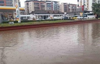 Aydın’da sağanak yağış yol kapattı