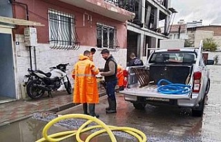 Efeler Belediyesi, yağıştan mağdur olan vatandaşlar...