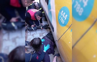 Kargo dağıtım aracının altında kalan yaşlı...