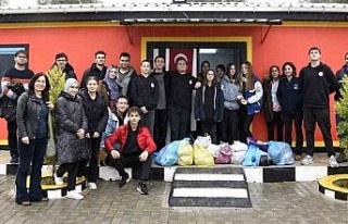 Kuşadası’nda öğrenciler can dostları besledi