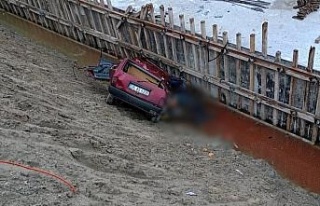 Otomobil, viyadük inşaat temeline uçtu: 3 ölü