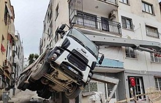 Beton dökme aracı şaha kalktı