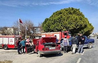 Kamyonetle otomobil kafa kafaya çarpıştı: 1’i...