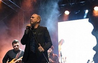 Kuşadası’nda Haluk Levent Rüzgârı