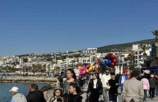 Kuşadası’nda Şubat ayında güneşli hava sahili...