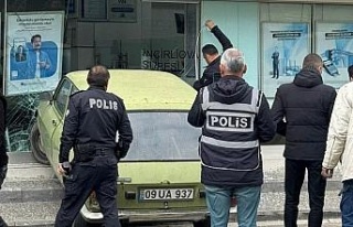 Otomobil banka şubesine girdi