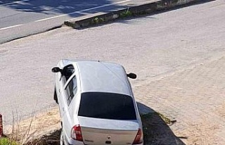 Umurlu’da araç kanala düşmekten son anda kurtuldu