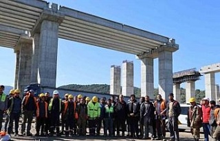 Aydın-Denizli Otoyol inşaatında kule vinçlerin...