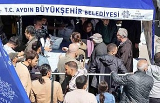 Başkan Çerçioğlu, Efeler Pazar Pazarı’nda on...