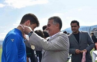 Buharkent Beldiyespor kupasına kavuştu