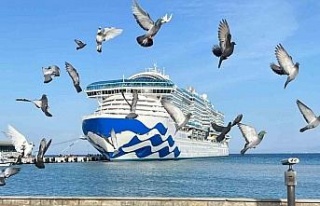Dünyanın en büyük kruvaziyer gemisi Kuşadası’nda