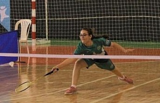Genç yeteneklerin badminton mücadelesi başladı