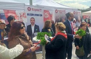 Kadınların gününü maydanoz dağıtarak kutladı