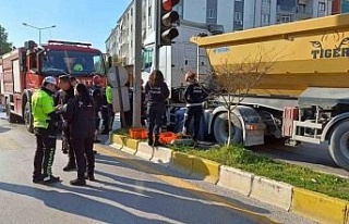 Kamyonun altında kalan motosiklet sürücüsü hayatını...