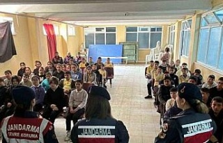 Kuyucak’ta jandarmadan öğrencilere bilgilendirme